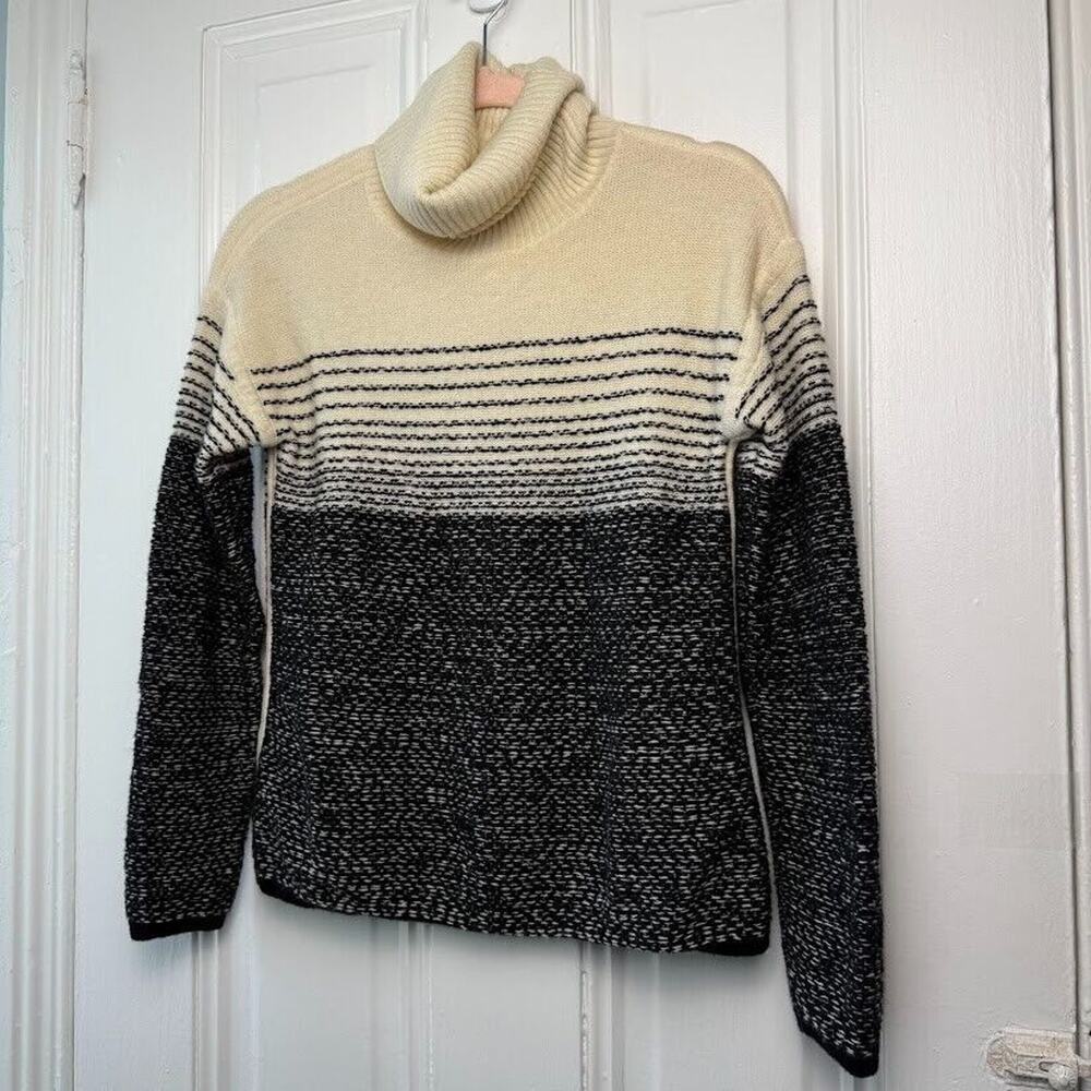Athleta Sweater Womens Small White Black Knit Extrafine Merino Wool Turtleneck